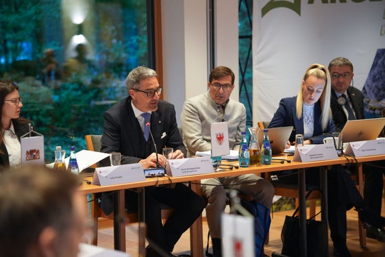 Landeshauptmann Arno Kompatscher betonte bei der ARGE-ALP-Regierungskonferenz, dass es  für Südtirol entscheidend sei, dass die Berglandwirtschaft faire Rahmenbedingungen erhalte. (Foto: Land Vorarlberg/7PRO.TV)