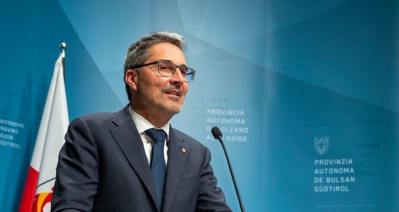 LH Arno Kompatscher: Das uns heute vorgestellte Rechtsgutachten scheint mir sehr umfassend und tiefgreifend. Es wird nun dem Südtiroler Landtag vorgestellt und allen Landtagsabgeordneten zur Verfügung gestellt. (Foto: LPA/Fabio Brucculeri)