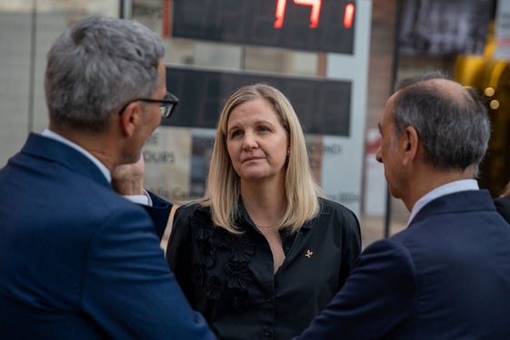 La presidente del CIO Kirsty Coventry dialoga con il presidente della Provincia Arno Kompatscher (a sinistra) nel corso della visita a Milano. (Foto: Milano Cortina 2026)