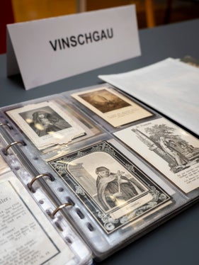 La mostra di cronache provenienti da tutto l'Alto Adige come strumento per alimentare la curiosità e lo scambio comune di idee. Da questo presupposto si tiene, ogni anno, la Giornata delle croniste e dei cronisti (Foto: ASP/Fabio Brucculeri)