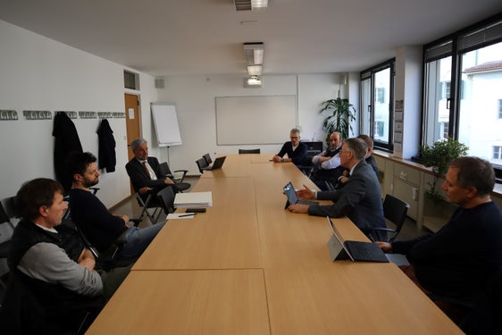 Beim Treffen von Landesrat Schuler (3.v.l.) und Bauernvertretern einigte man sich auf gemeinsame Schritte für mehr Herdenschutz in Südtirol. (Foto: LPA/Noemi Prinoth) 