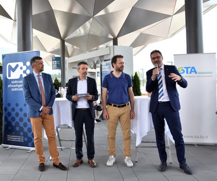 
Il nuovo Centro di mobilità deve rendere la mobilità sostenibile anche attraente, ha sottolineato il presidente Kompatscher (primo da destra), che ha presentato il nuovo nodo intermodale assieme (da sinistra a destra) all'assessore Alfreider, al direttore della STA Dejaco e al sindaco Griessmair (Foto: ASP/Angelika Schrott)