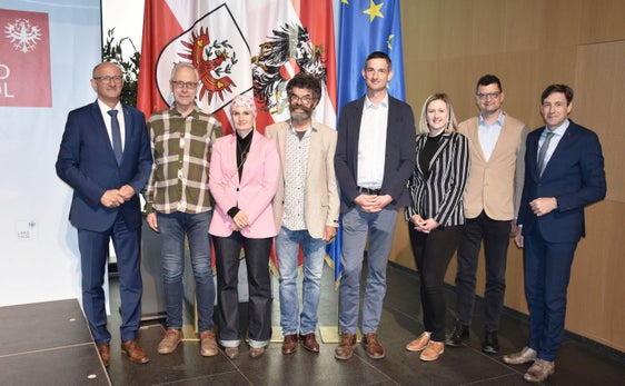 Die heutige Kick-off-Veranstaltung in Innsbruck mit Tirols Landeshauptmann Anton Mattle (l.) und dem Tiroler Landesamtsdirektor Herbert Forster (r.), bei der (v. l.) Helmut Gassebner (ehem. Präsident CLLD-Region INTERREG-Rat Wipptal), Sabine Richter (Regionalmanagement Wipptal), Günther Zimmermann (Land Tirol, Abt. Waldschutz (i.R)), Klaus Pietersteiner (Land Tirol, Abt. Waldschutz), Laura Hackl (Land Tirol, Abt. Organisation und Personal) und Günter Sölva (Südtirol, Amt für Personalentwicklung) Beste-Praxis-Beispiele von Fit4Co vorstellten. (Foto: Land Tirol/Neuner)