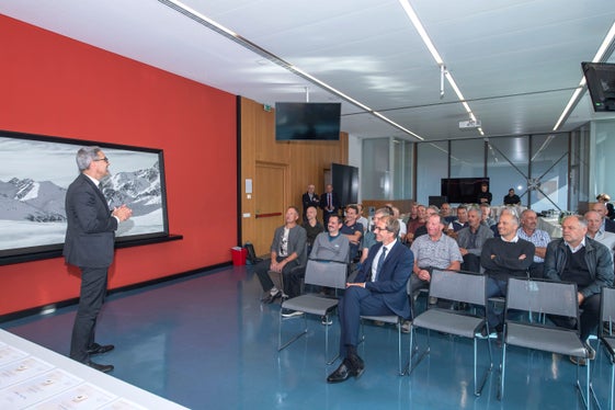 Il presidente della Provincia e assessore provinciale alla Protezione civile Arno Kompatscher durante la cerimonia dedicata ai pensionati del settore provinciale dei Bacini montani, svoltasi il 7 ottobre nell’Aula della Protezione civile presso l’Agenzia per la Protezione civile in viale Druso a Bolzano. (Foto: USP/Othmar Seehauser)