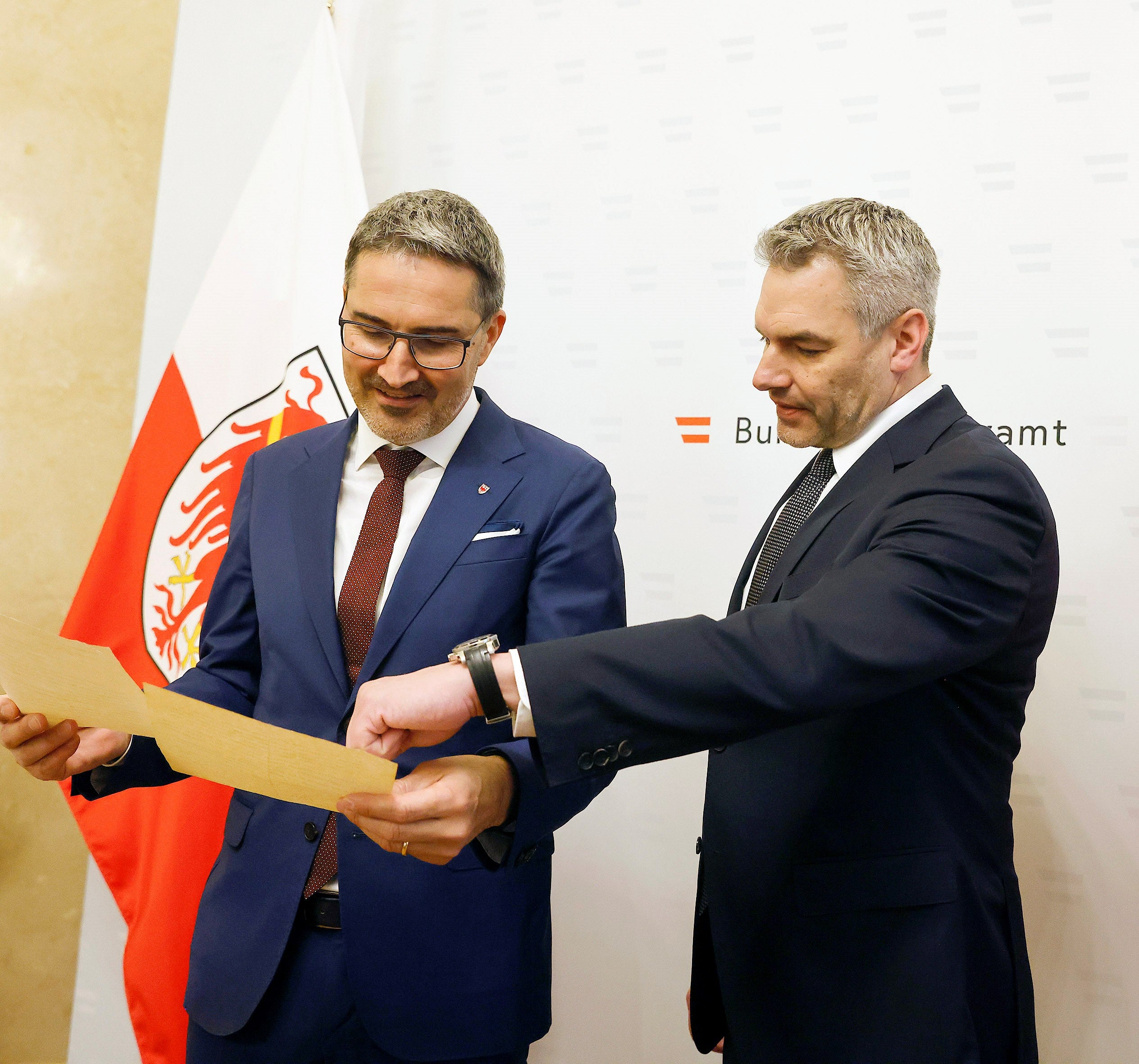 Il presidente Kompatscher (sx) e il cancelliere della Repubblica d'Austria Karl Nehammer osservano l'originale dell'accordo De Gasperi-Gruber (Accordo di Parigi). (Foto: Dragan Tatic)