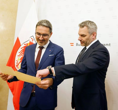 Il presidente Kompatscher (sx) e il cancelliere della Repubblica d'Austria Karl Nehammer osservano l'originale dell'accordo De Gasperi-Gruber (Accordo di Parigi). (Foto: Dragan Tatic)
