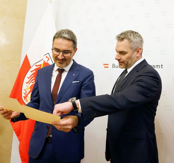 Il presidente Kompatscher (sx) e il cancelliere della Repubblica d'Austria Karl Nehammer osservano l'originale dell'accordo De Gasperi-Gruber (Accordo di Parigi). (Foto: Dragan Tatic)