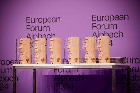 Gli Euregio Awards (nella foto i premi del 2024) nel 2025 vengono assegnati per la quattordicesima volta a giovani ricercatori e per l’ottava volta alle imprese. (Foto: EFA/Philipp Huber)