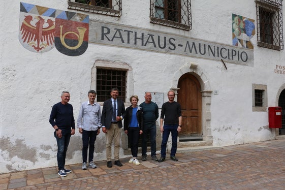 Da sin.: il funzionario comunale Theodor Augustin, il sindaco Andreas Bonell, l'assessore  provinciale Daniel Alfreider, la vicesindaca Ulrike Sanin, il funzionario comunale Johannes Goller e il funzionario comunale Matteo Degasperi. (Foto: ASP/Ripartizione infrastrutture)
