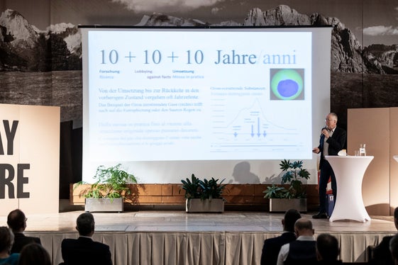 L presidënt de Eurac Psenner: Dala mplenentazion dla mesures per l ambient nchin ai prim miuramënc iel datrai dejeneies ntieres. (Foto: ASP/Tiberio Sorvillo)