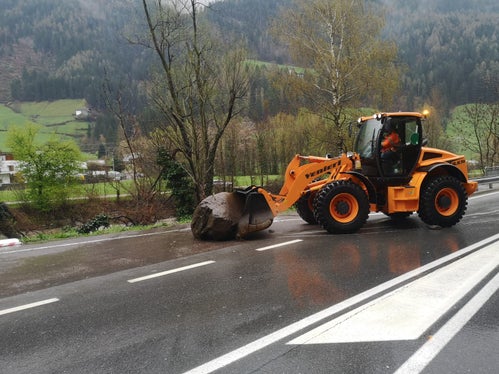 Auf der Staatsstraße zwischen Meran und St. Leonhard in Passeier war der Straßendienst nach einem Steinschlag im Einsatz. (Foto: LPA/Landesstraßendienst)