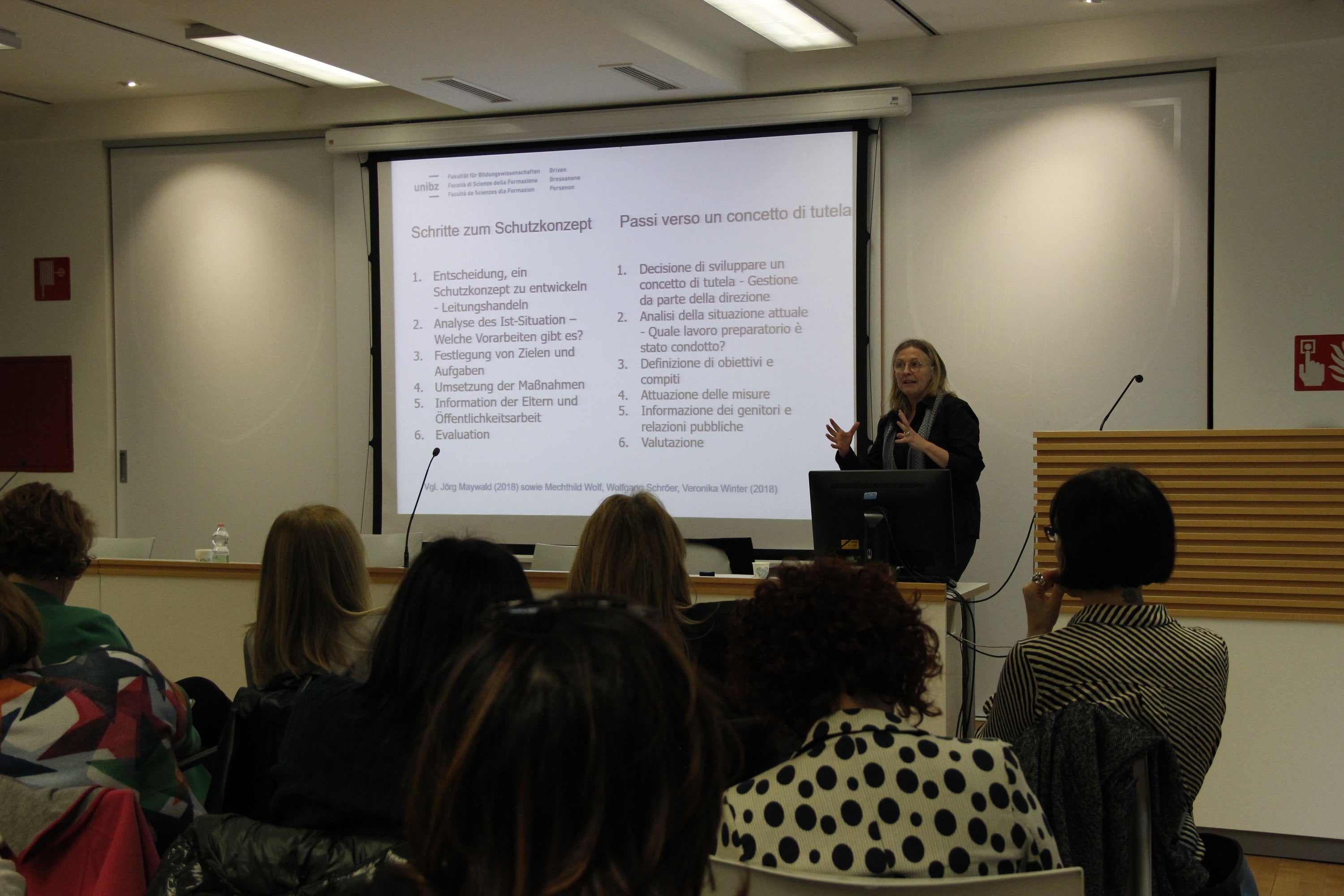 I servizi di assistenza alla prima infanzia sono luoghi sicuri per i bambini. I responsabili degli enti gestori hanno approfondito con esperte la tutela dei minori e avviato l’elaborazione di progetti dedicati. Nella foto l'intervento della professoressa Ulrike Loch (Foto: ASP/Carmen Kollmann)  