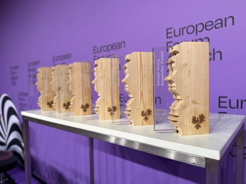 Die Trophäen für die drei Erstgereihten beim Euregio-Innovationspreis und beim Euregio-Jungforscherinnenpreis (Foto: Euregio)