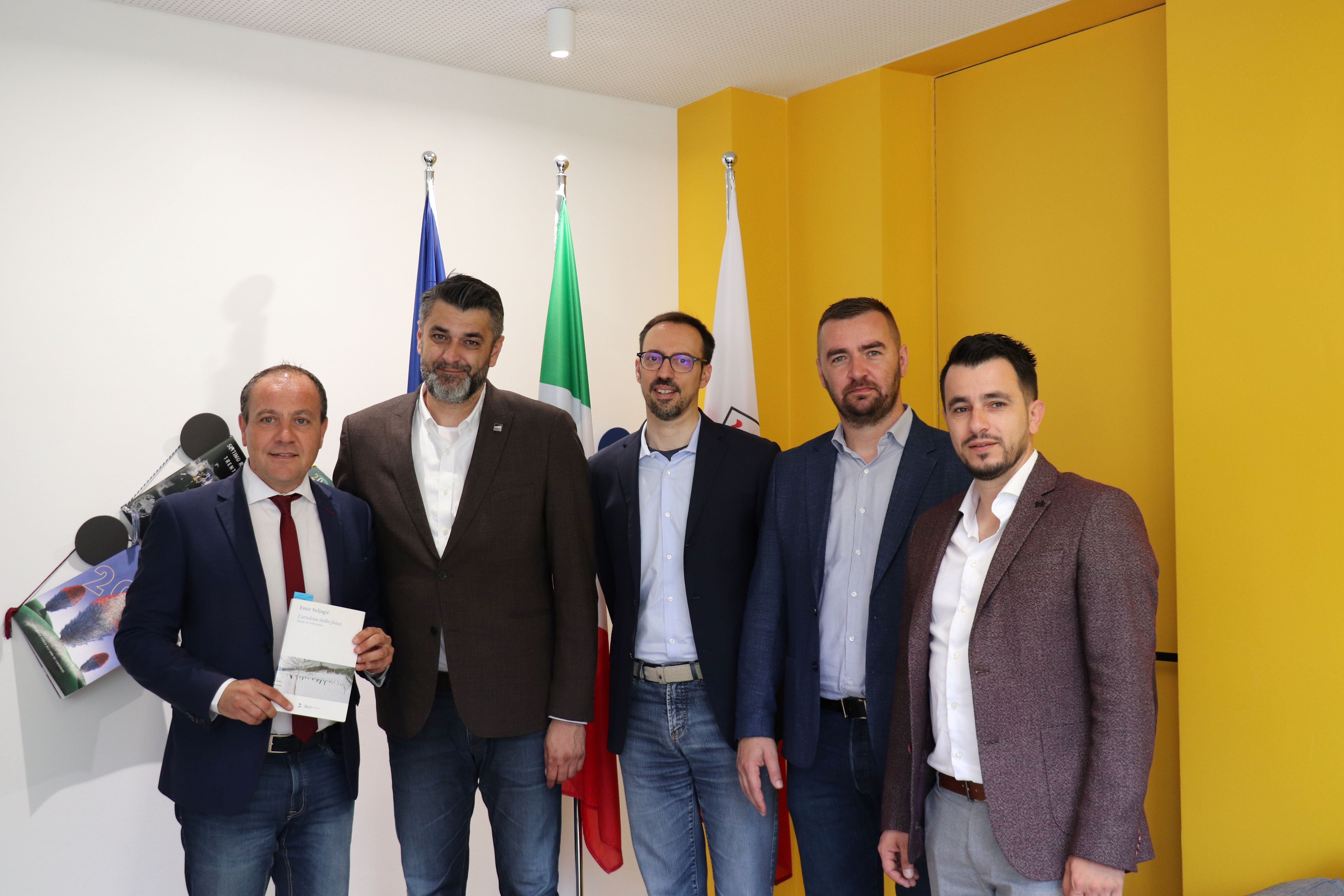 Da sin.: assessore Giuliano Vettorato, il direttore del Memoriale di Srebrenica, Emir Suljagic, Sergio Bonagura direttore di arci ragazzi e arci Bolzano, Almir Salihović, ricercatore del Memoriale di Srebrenica e responsabile dei progetti sulla oral history, Edin Ikanović,  coordinatore per il Memoriale di Srebrenica del progetto Srebrenica 2.0 in partenariato con Arci Bolzano-Bozen (Foto: ASP/Gabriel Marciano)
