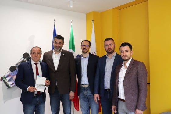 Zusammenarbeit, um die Erwachsenen von morgen in einer Kultur des Dialogs zu erziehen (von links) Landesrat Giuliano Vettorato, Emir Suljagic, Sergio Bonagura, Leiter von Arciragazzi und Arci Bozen, Almir Salihović, Wissenschaftler der Gedenkstätte Srebrenica und Edin Ikanović, Koordinator des Projekts Srebrenica 2.0 der Gedenkstätte Srebrenica (Foto: LPA/gm)