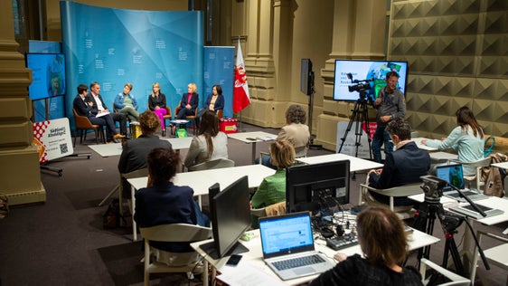 L’assessora Deeg ha ricordato, assieme ai suoi promotori, i 10 anni della legge sul sostegno alla famiglia e ha ribadito l'obiettivo dell'Alto Adige come terra aperta alle esigenze delle famiglie (Foto: ASP/Greta Stuefer)