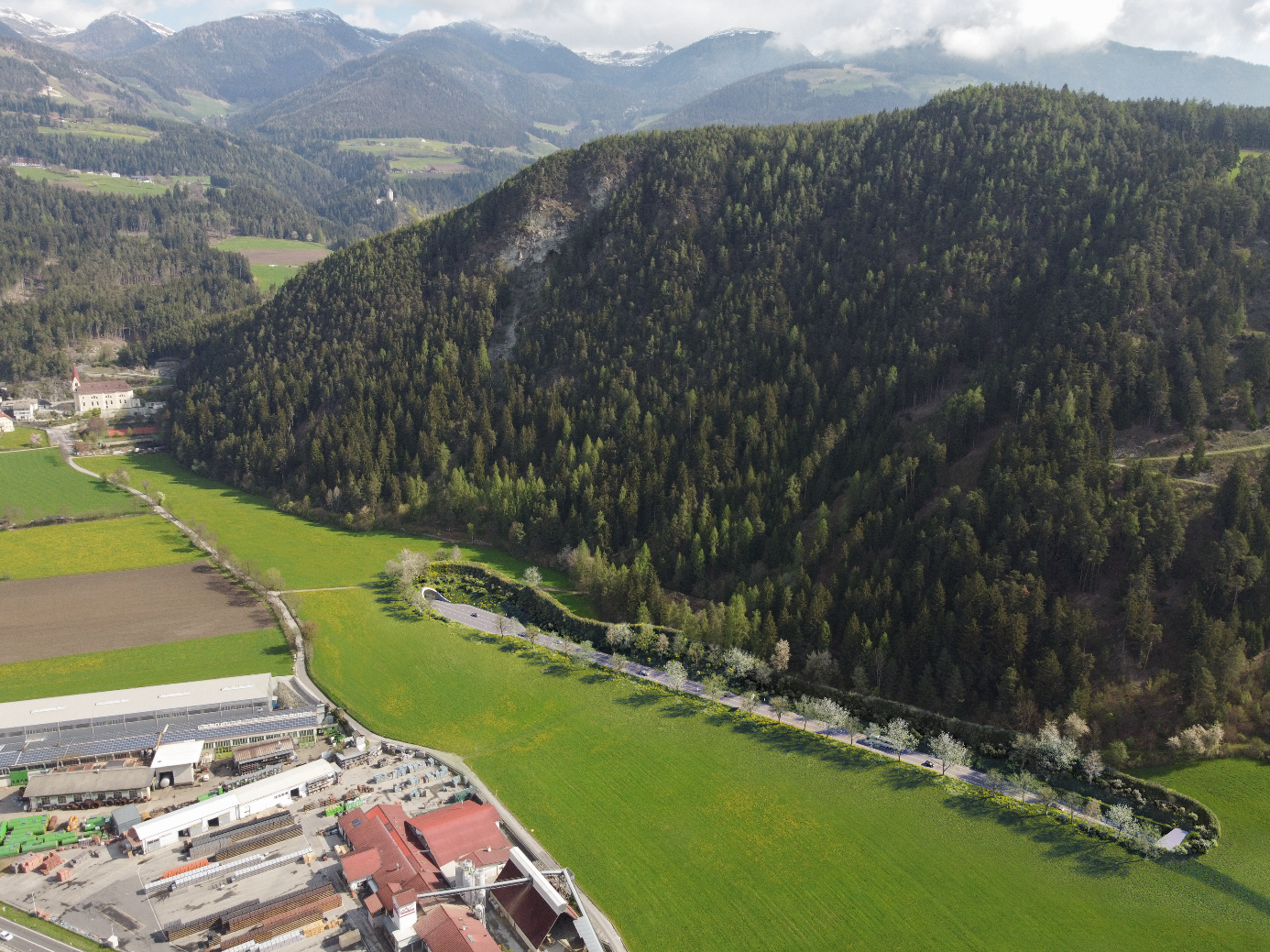 Die Umfahrung Kiens bekommt im Mittelabschnitt einen Wall zum Schutz vor Steinschlag. (Rendering: Landesamt für Straßenbau Nord/Ost)