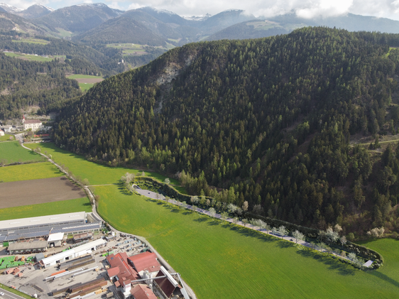 Die Umfahrung Kiens bekommt im Mittelabschnitt einen Wall zum Schutz vor Steinschlag. (Rendering: Landesamt für Straßenbau Nord/Ost)
