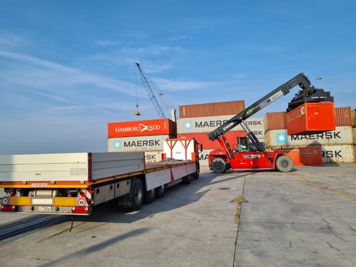 Die Hilfsgüter werden auf die Fähre verfrachtet, die heute Abend Richtung Türkei abfährt. (Foto: LPA/Agentur für Bevölkerungsschutz/Berufsfeuerwehr)