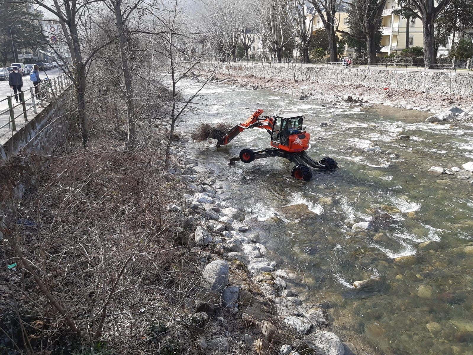 Die Agentur für Bevölkerungsschutz verfügt über keine schweren Baumaschinen und mietet daher die zur Umsetzung der Arbeiten erforderlichen Geräte von verschiedenen Firmen an, wie etwa den Greifbagger in der Passer in Meran. (Archivbild: Agentur für Bevölkerungsschutz)