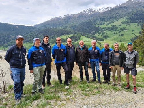 Un momento del sopralluogo: nella foto (da sinistra) Werner Wallnöfer, Fabio De Polo, Diego Nicolè, il direttore della protezione civile Klaus Unterweger, Peter Egger, Peter Eller, l'assessore Arnold Schuler, Julius Staffler, il sindaco Franz Alfred Prieth e Helmuth Blaas. (Foto: ASP/GNews)

