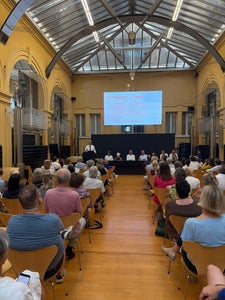 Bei der Gesundheitskonferenz zur Erstellung des Landesgesundheitsplans waren unter anderem Gewerkschaften, Organisationen des Dritten Sektors sowie Patientinnen- und Patientenvertretungen mit dabei und brachten ihre Vorschläge für Optimierungen ein. (Foto: LPA/Gabriel Marciano)