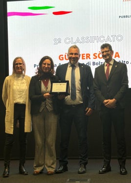 Mit dem zweiten Preis in der Kategorie öffentliche Verwaltung hat die Vereinigung Associazione Italiana per la Direzione del Personale (AIDP) das Projekt Frauen in Führung! der Südtiroler Landesverwaltung bedacht. Den Preis in Mailand in Empfang genommen haben (v.l.) Projektkoordinatorin Margit Laimer, Vizegeneralsekretärin Marion Markart, Generaldirektor Alexander Steiner und Amtsdirektor Günter Sölva. (Foto: LPA)