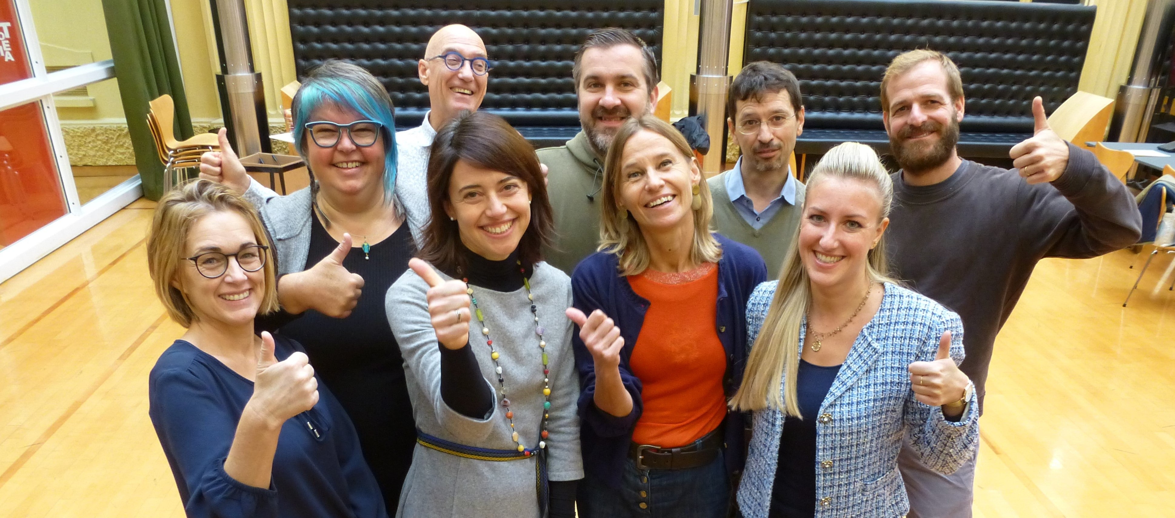 La seconda parte del progetto Arge-Alp Tradizione - Diversità - Cambiamento è stata lanciata oggi a Bolzano. L'Ufficio di coordinamento per l'integrazione è responsabile del progetto per la provincia di Bolzano. Nella foto, la coordinatrice Daniela Zambaldi e Dagmar Emeri (seconda e terza da sinistra) e Karin Gschnitzer dell'Ufficio provinciale Euregio (prima da destra) con i rappresentanti di Trentino, Tirolo, Salisburgo, Vorarlberg e Grigioni (Foto: ASP/Ute Duregger)