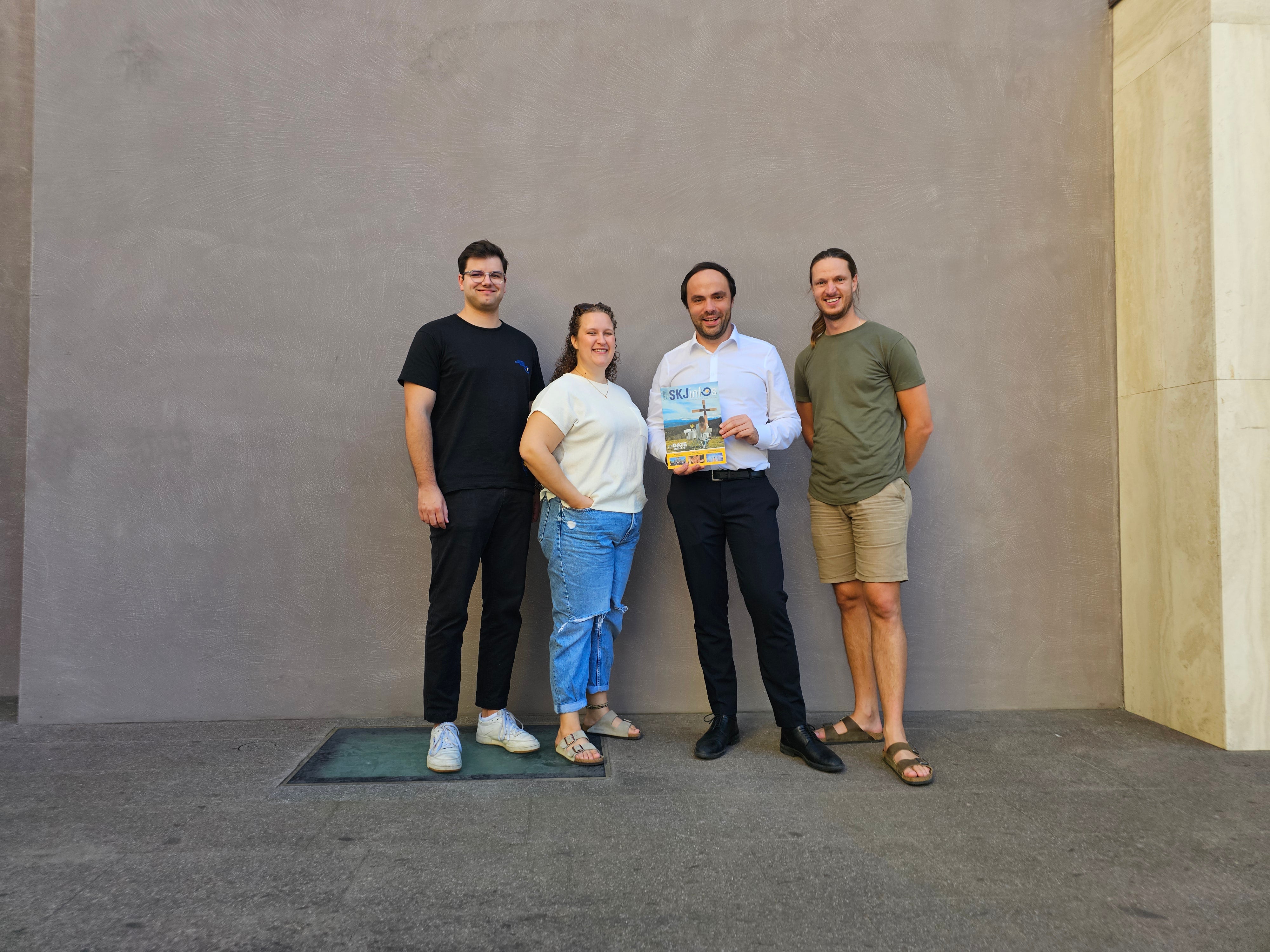 Die Führungsspitze der SKJ (v.l.) Dominik Heiss, Elisa Plaikner und Simon Klotz (1.v.r.) hat sich mit Landesrat Philipp Achammer über aktuelle Jugendthemen ausgetauscht. (Foto: LPA/SKJ)