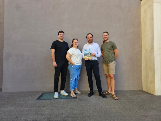 Die Führungsspitze der SKJ (v.l.) Dominik Heiss, Elisa Plaikner und Simon Klotz (1.v.r.) hat sich mit Landesrat Philipp Achammer über aktuelle Jugendthemen ausgetauscht. (Foto: LPA/SKJ)