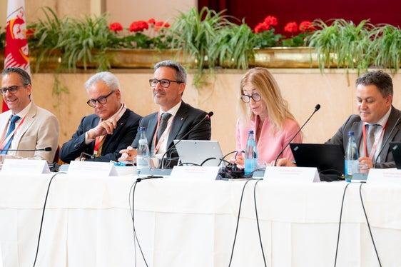 Al tavolo dei relatori del Kursaal: da sinistra Brian Debattista (Commissione europea), Eros Magnago (segretario generale della Provincia), il presidente Kompatscher, Cristina Asturias (Commissione europea) e Carmine Mollica (Commissione europea). (Foto: USP/Manuela Tessaro)