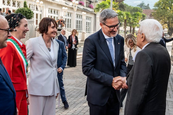 Merans Bürgermeisterin Katharina Zeller, Regierungskommissärin Maddalena Travaglini und Landeshauptmann Arno Kompatscher (von links) begrüßen Staatspräsident Sergio Mattarella vor dem Kurhaus. (Foto: LPA/Ivo Corrà)