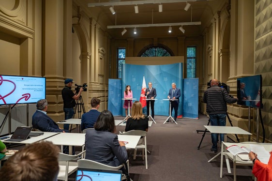 La direttrice dell'Ufficio Economato e vicedirettrice della Ripartizione Servizi trasversali Janah Andreis, il presidente Arno Kompatscher e il direttore generale Alexander Steiner hanno presentato al pubblico il report annuale 2025 sull'amministrazione a misura di cittadino e cittadina. (Foto: USP/Greta Stuefer)