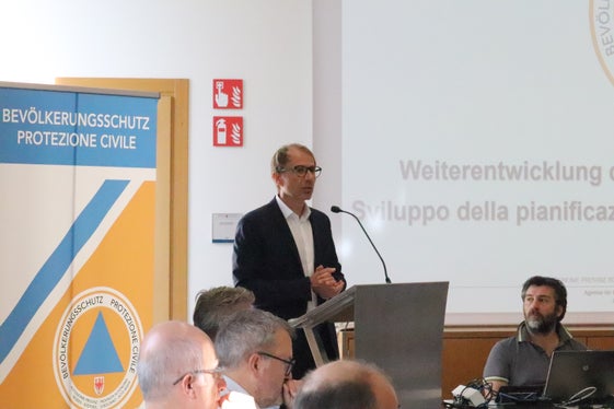 Il Piano provinciale di Protezione civile come parte della gestione integrale del rischio: il direttore dell'Agenzia per la Protezione civile all'incontro sull'ulteriore sviluppo della pianificazione della Protezione civile in Alto Adige (Foto: ASP/Maja Clara)