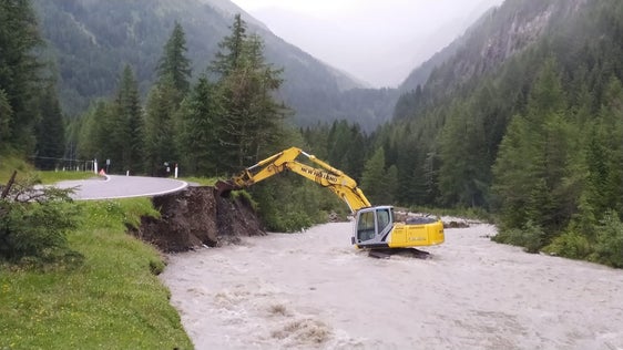 Die starken Niederschläge haben aufgehört, der Funktionsbereich Wildbachverbauung (im Bild im Pfitscherbach in St. Jakob in Pfitsch) und der Landesstraßendienst sind noch mit Aufräumarbeiten der Auswirkungen befasst. (Foto: Agentur für Bevölkerungsschutz/Amt für Wildbach- und Lawinenverbauung Nord)