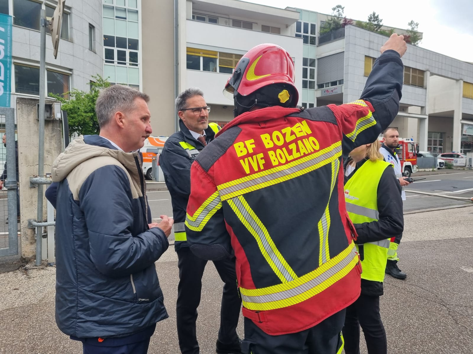 Il presidente della Provincia e assessore provinciale alla Protezione civile si è fatto un'idea della situazione del grande incendio di Bolzano assieme ad altri due membri della Giunta provinciale. (Foto: ASP)