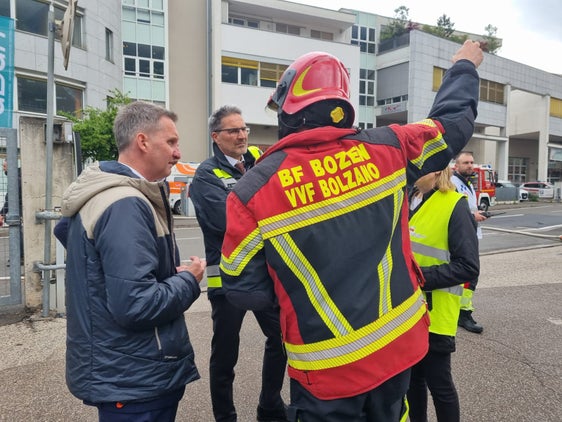 Il presidente della Provincia e assessore provinciale alla Protezione civile si è fatto un'idea della situazione del grande incendio di Bolzano assieme ad altri due membri della Giunta provinciale. (Foto: ASP)