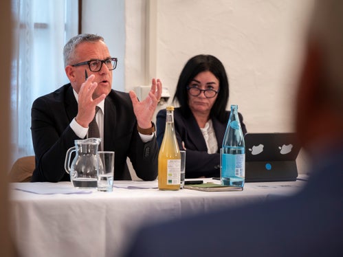 Im Rahmen der Sitzung der Landesregierung in Auer erläuterte Landesrat Christian Bianchi den Bürgermeisterinnen und Bürgermeistern wie weit die Verwirklichung wichtiger öffentlicher Arbeiten im Unterland und Überetsch ist. (Foto: LPA/Fabio Brucculeri)