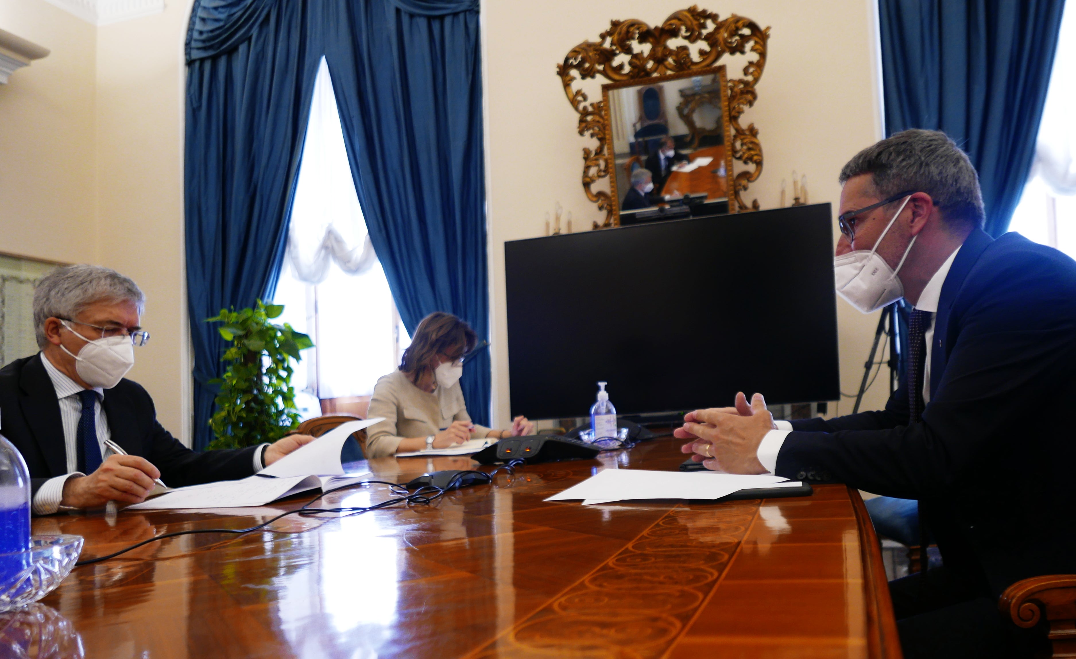 Chiarimento sulla competenza dell' Alto Adige in materia di procedure di aggiudicazione e di contratti pubblici. (Foto d'archivio) (dx) il presidente della Provincia Kompatscher ha avuto nelle scorse settimane a Roma uno stretto dialogo con il Ministro Franco (sx) e i rappresentanti dei ministeri (Foto: LPA)