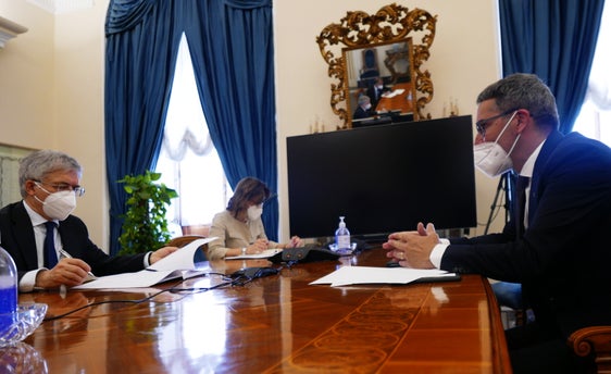 Chiarimento sulla competenza dell' Alto Adige in materia di procedure di aggiudicazione e di contratti pubblici. (Foto d'archivio) (dx) il presidente della Provincia Kompatscher ha avuto nelle scorse settimane a Roma uno stretto dialogo con il Ministro Franco (sx) e i rappresentanti dei ministeri (Foto: LPA)