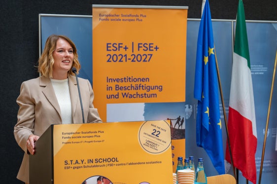 Claudia Weiler, direttrice dell’Ufficio Fondo sociale europeo, ha sottolineato che, grazie all'avviso del 2025, sono stati avviati 9 progetti volti a promuovere la permanenza nel sistema scolastico, l’adempimento dell’obbligo scolastico e il conseguimento di un titolo di studio. (Foto: USP/Greta Stuefer)