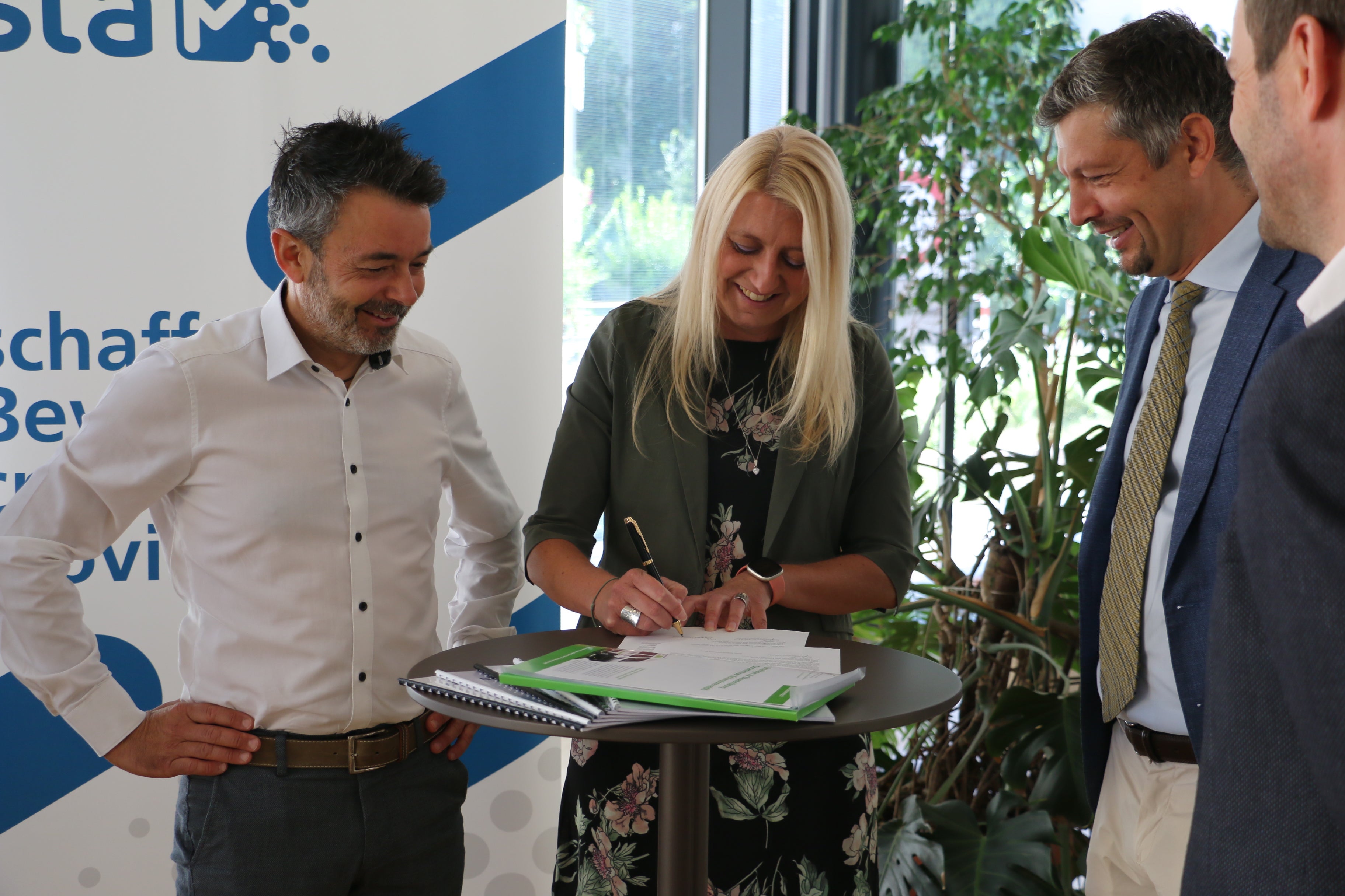 Die Unterzeichnung der Charta der Dienstleistungsqualität für die Rittner Bahnen und Standseilbahn Mendel mit (v.l.) Sta-Direktor Dejaco, VZS-Leiterin Bauhofer, Landesrat Alfreider und Ressortdirektor Vallazza. (Foto: LPA/Patrick Dejaco)