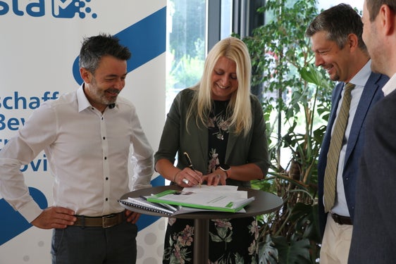 Die Unterzeichnung der Charta der Dienstleistungsqualität für die Rittner Bahnen und Standseilbahn Mendel mit (v.l.) Sta-Direktor Dejaco, VZS-Leiterin Bauhofer, Landesrat Alfreider und Ressortdirektor Vallazza. (Foto: LPA/Patrick Dejaco)