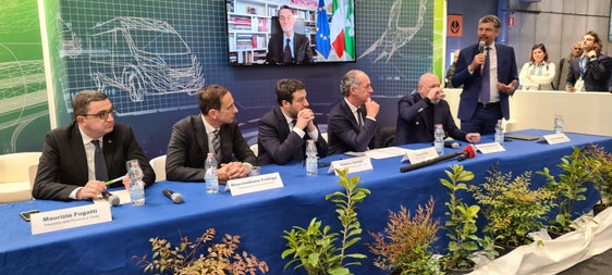 L'intervento dell'assessore Alfreider, affiancato (da sinistra a destra) da Maurizio Fugatti, Massimiliano Fedriga, Matteo Salvini, Stefano Bonaccini e, collegato da remoto, Attilio Fontana (Foto: Ufficio stampa Regione Trentino-Alto Adige/Davide Cordua)