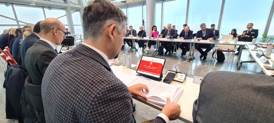 Mit mehreren neuen&nbsp;Infrastrukturen&nbsp;will das Land die Mobilität im Pustertal bis 2026&nbsp;für die Olympischen Spiele nachhaltig auf Vordermann bringen, betonte Landesrat Alfreider (l. im Vordergrund) in der Steuerungsgruppe. (Foto: LPA/Davide Cordua)