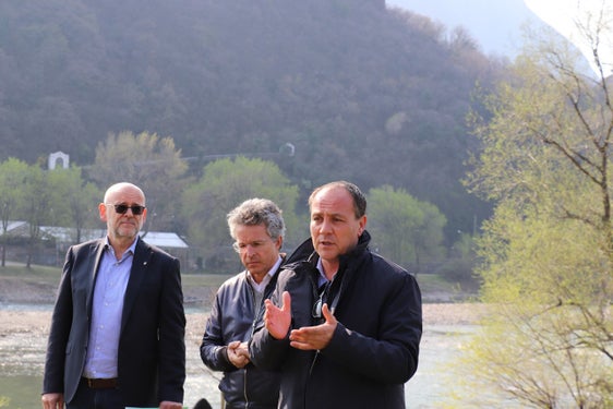 Umwelt- und Energielandesrat Giueliano Vettorato (vorne)  beim Ortsaugenschein an der Etsch in Bozen: "Wasser ist ein wertvolles Gut, das geschützt werden muss und alle sollen einen Beitrag dazu leisten!" (Foto: LPA/Gianluca Crocco) 
