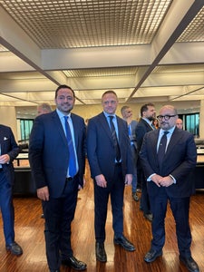 Treffen auf der Vinitaly: (v. l.) Landesrat Marco Galateo mit Landwirtschaftsminister Francesco Lollobrigida und Kulturminister Gennaro Sangiuliano. (Foto: LPA/Abteilung italienische Kultur, Handel und Dienstleistungen, Handwerk und Industrie)