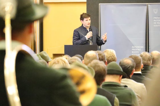 Legte die Zahlen zur Jägerprüfung dar: der Erste Mitarbeiter des Landesamtes für Wildtiermanagement Dominik Trenkwalder. (Foto: LPA/Maja Clara)