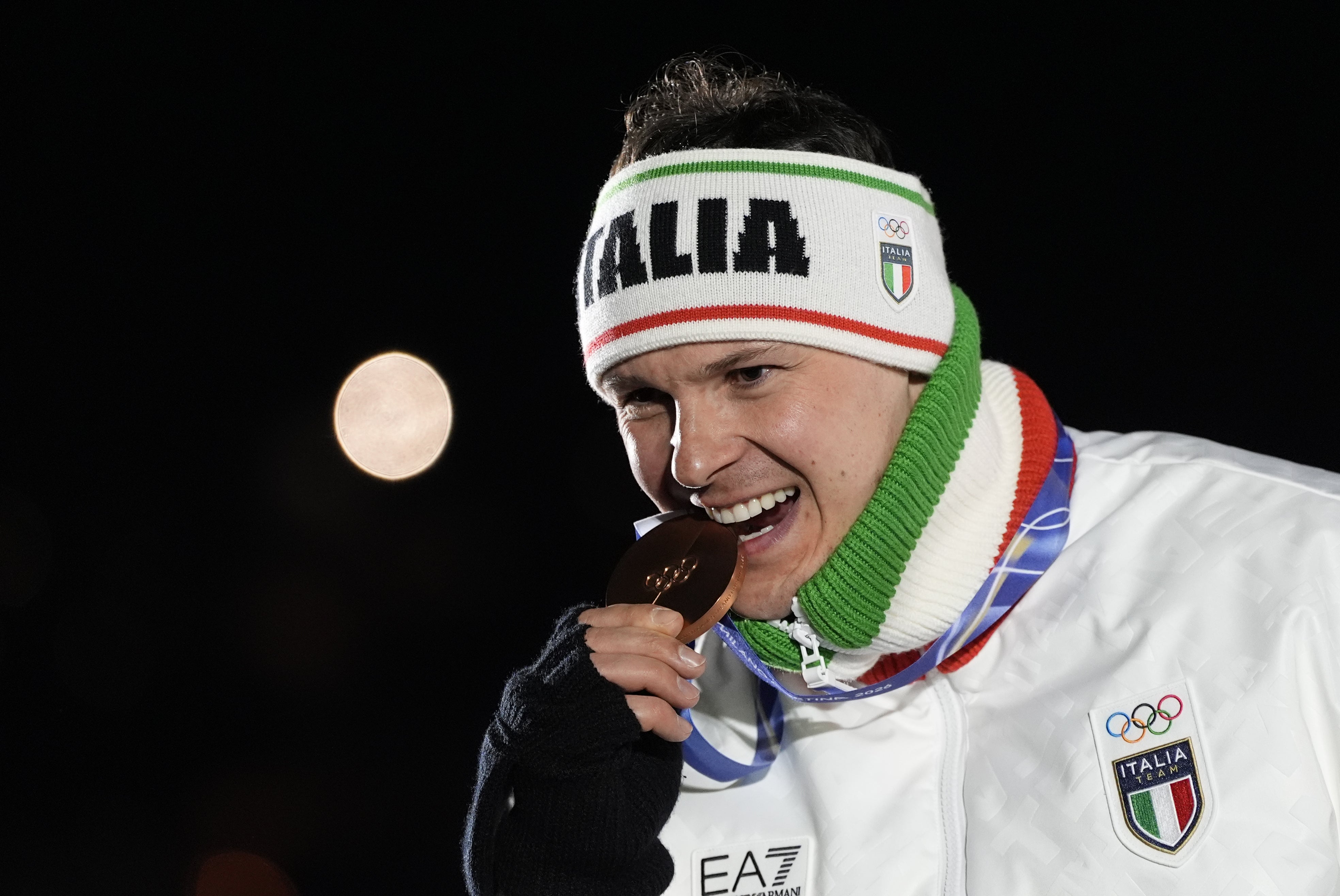 La gioia di Dominik Fischnaller. Il campione di Maranza si conferma bronzo olimpico nella prova di slittino individuale ai Giochi Olimpici invernali di Milano Cortina. (Foto: Pentaphoto. La foto può essere utilizzata solo per questo comunicato stampa) 