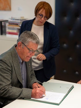 Bernhard Tschochner, presidente della Sezione DAV di Landshut - nella foto con Alexandra Roilo, avvocato della Provincia di Bolzano - ha sottolineato la buona collaborazione transfrontaliera (Foto: ASP/Fabio Brucculeri)